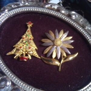 Vintage brooches (2) Christmas tree/flower